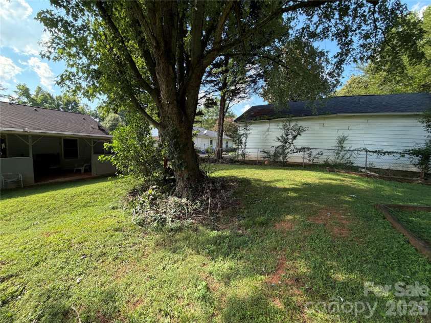 5124 Poplar Springs Drive, Charlotte, NC 28269.  MLS# CAR4414665, YatesRealty ID 44141. 