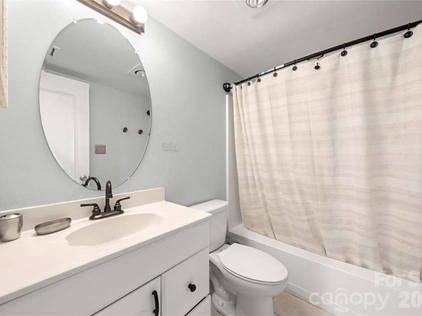 222 Riverview Terrace, Lake Wylie, SC 29710.  MLS# CAR4411366, YatesRealty ID 44151. Basement level bathroom