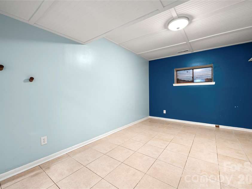 222 Riverview Terrace, Lake Wylie, SC 29710.  MLS# CAR4411366, YatesRealty ID 44151. Basement level bedroom