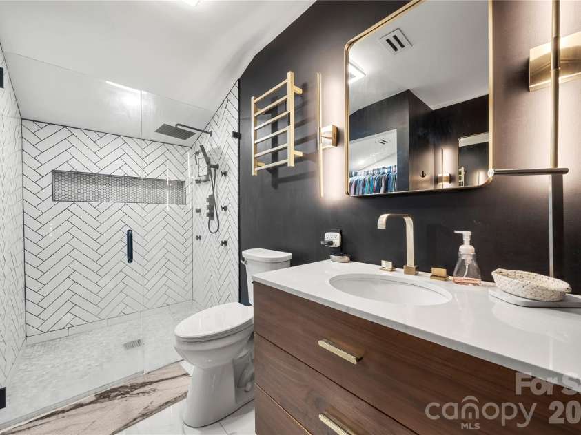 222 Riverview Terrace, Lake Wylie, SC 29710.  MLS# CAR4411366, YatesRealty ID 44151. En suite primary bathroom