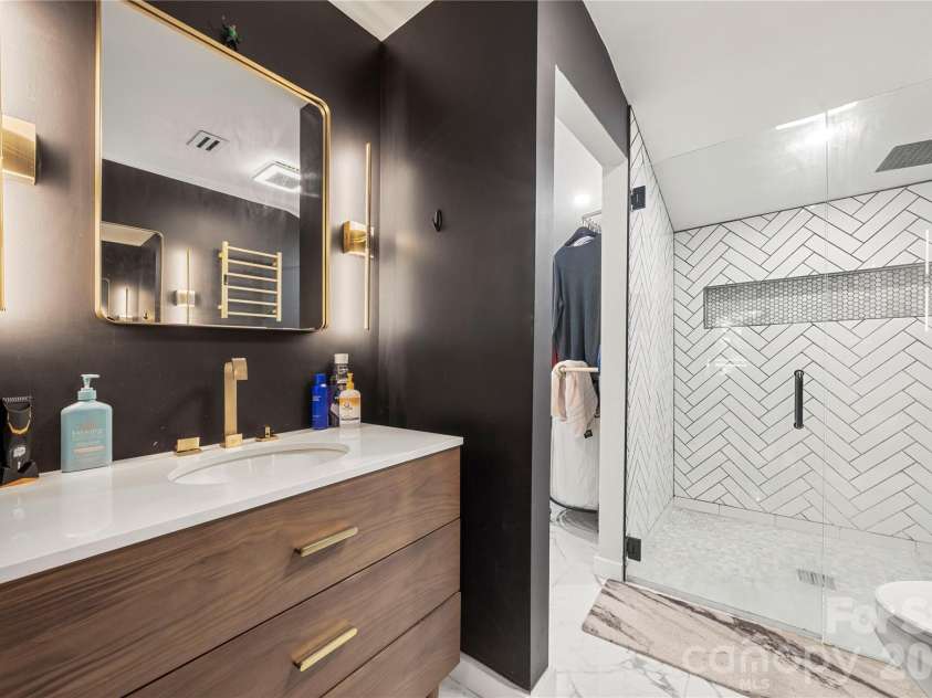 222 Riverview Terrace, Lake Wylie, SC 29710.  MLS# CAR4411366, YatesRealty ID 44151. En suite primary bathroom