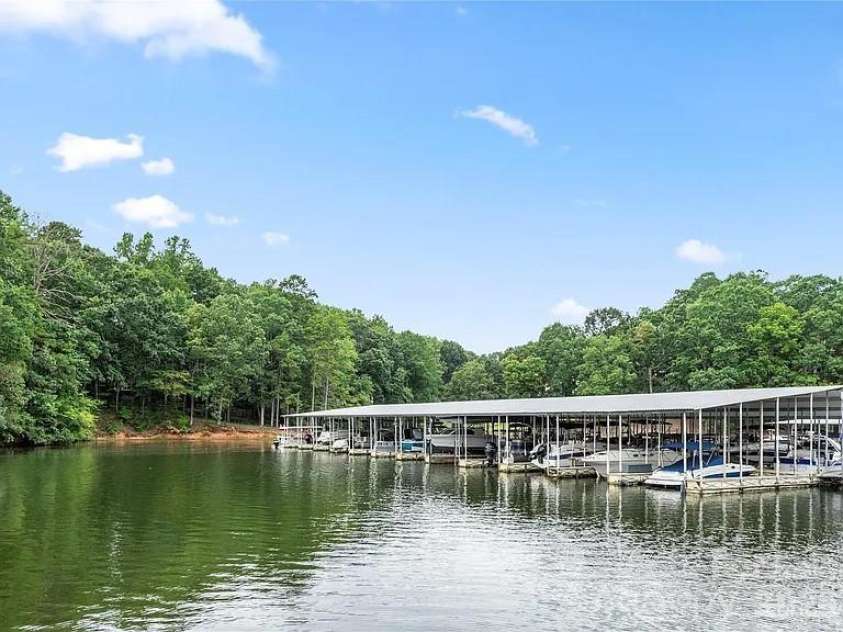 222 Riverview Terrace, Lake Wylie, SC 29710.  MLS# CAR4411366, YatesRealty ID 44151. River Hills Marina