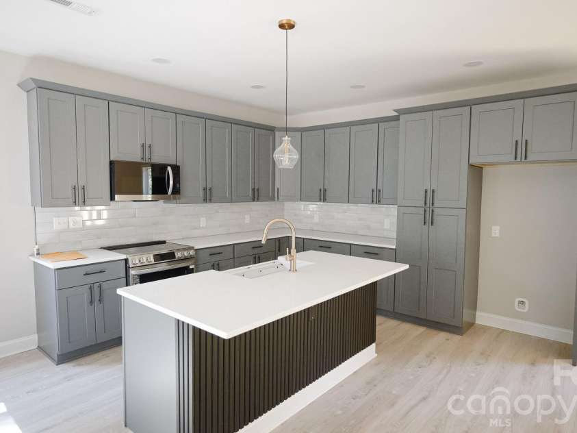 501-A Granby Circle, Charlotte, NC 28217.  MLS# CAR4414511, YatesRealty ID 44152. 