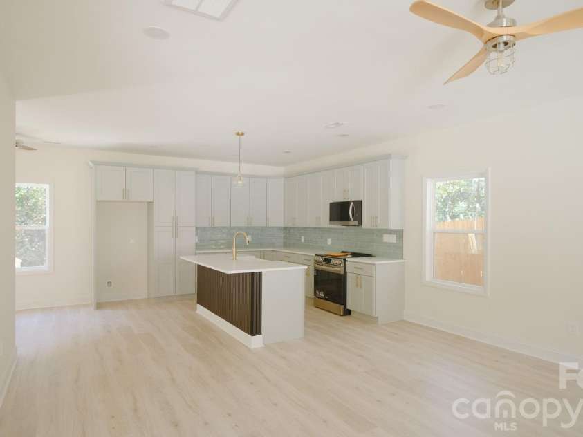 501-B Granby Circle, Charlotte, NC 28217.  MLS# CAR4414545, YatesRealty ID 44153. 