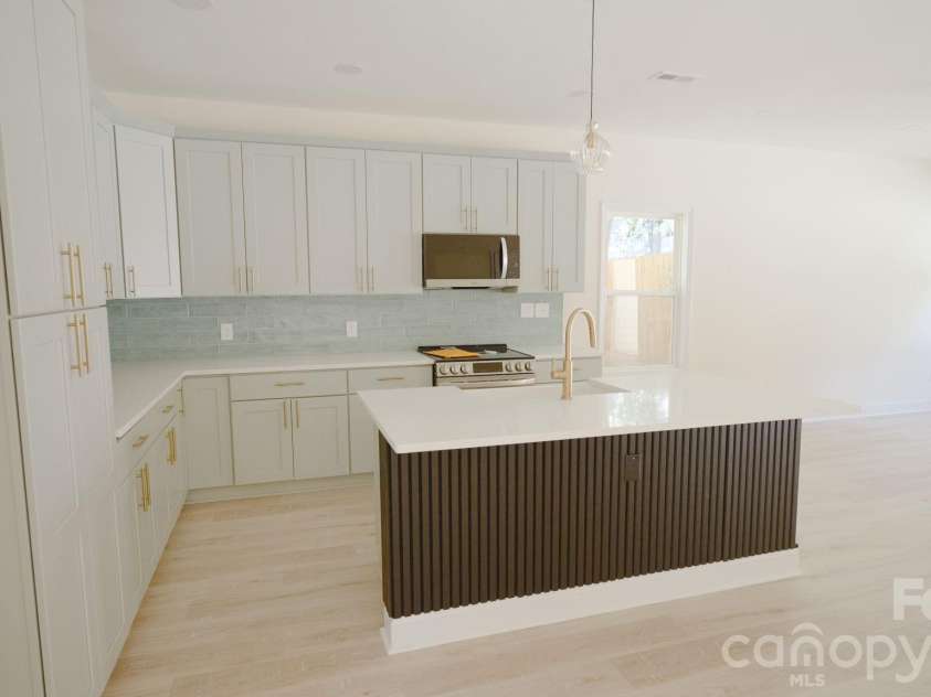 501-B Granby Circle, Charlotte, NC 28217.  MLS# CAR4414545, YatesRealty ID 44153. 