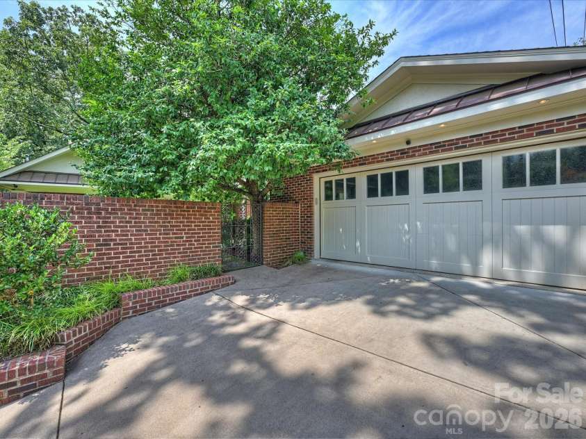 943 Romany Road, Charlotte, NC 28203.  MLS# CAR4414377, YatesRealty ID 44157. Driveway & Garage