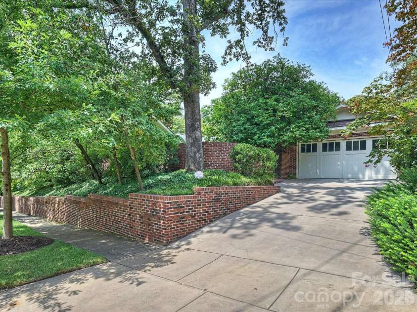943 Romany Road, Charlotte, NC 28203.  MLS# CAR4414377, YatesRealty ID 44157. Driveway & Garage
