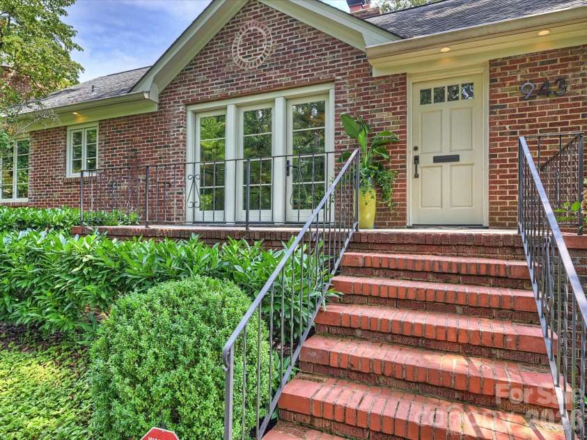 943 Romany Road, Charlotte, NC 28203.  MLS# CAR4414377, YatesRealty ID 44157. Front Entrance