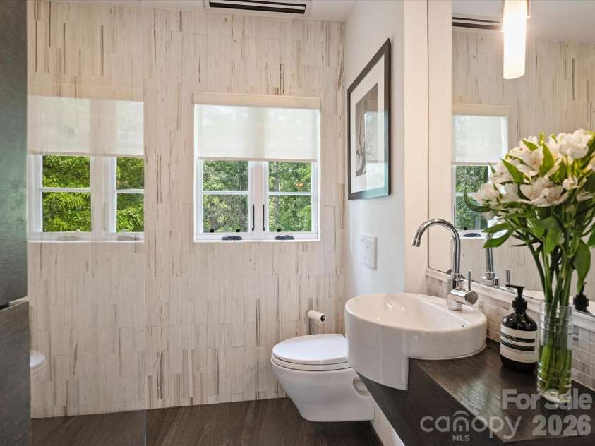 943 Romany Road, Charlotte, NC 28203.  MLS# CAR4414377, YatesRealty ID 44157. Full Bathroom