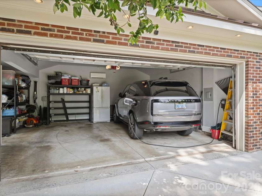 943 Romany Road, Charlotte, NC 28203.  MLS# CAR4414377, YatesRealty ID 44157. Garage