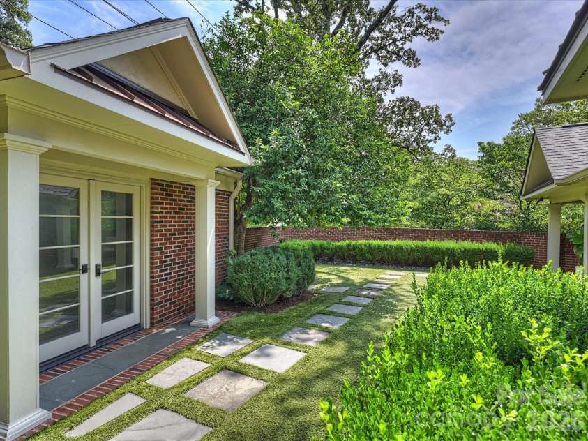 943 Romany Road, Charlotte, NC 28203.  MLS# CAR4414377, YatesRealty ID 44157. Garage Entry