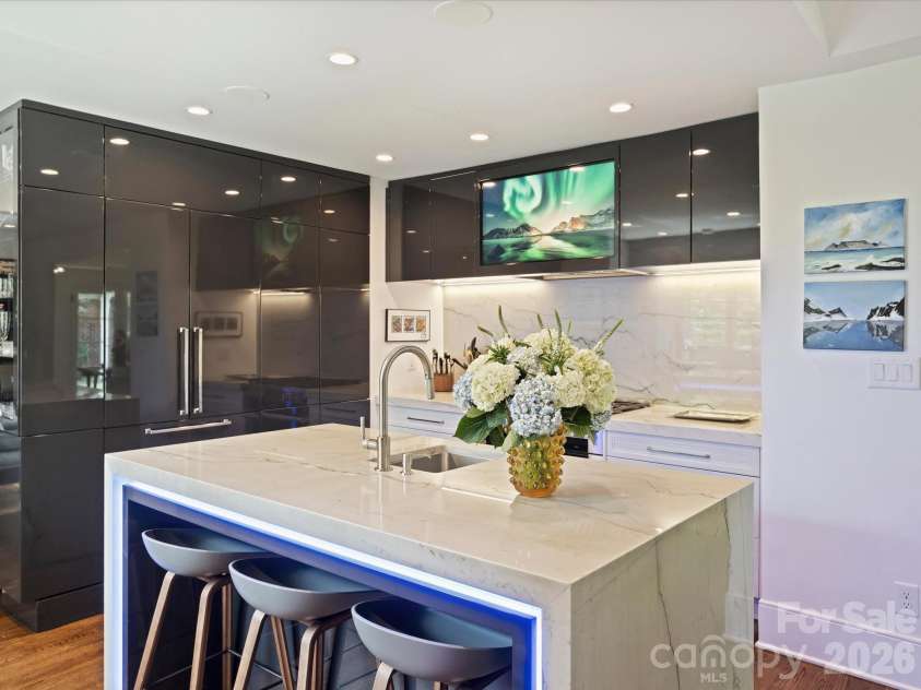 943 Romany Road, Charlotte, NC 28203.  MLS# CAR4414377, YatesRealty ID 44157. Kitchen