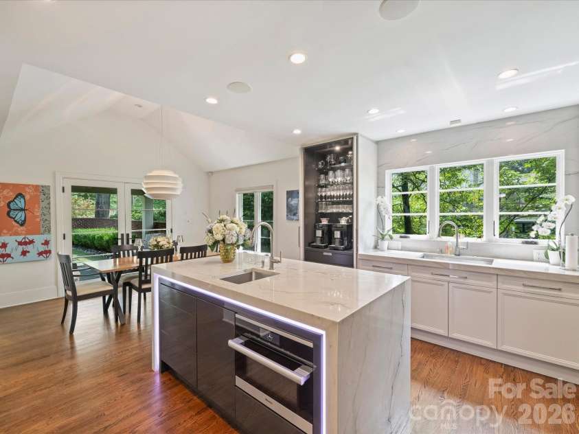 943 Romany Road, Charlotte, NC 28203.  MLS# CAR4414377, YatesRealty ID 44157. Kitchen