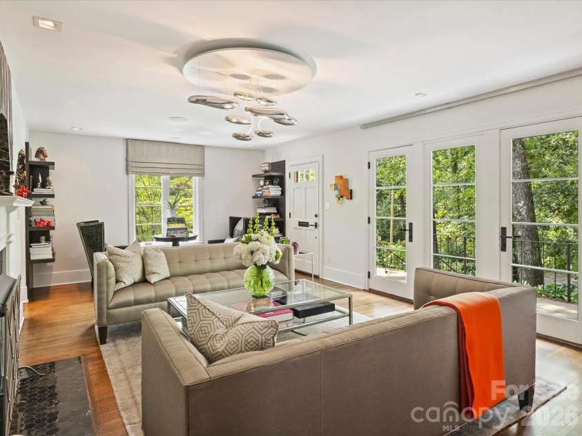 943 Romany Road, Charlotte, NC 28203.  MLS# CAR4414377, YatesRealty ID 44157. Living Room