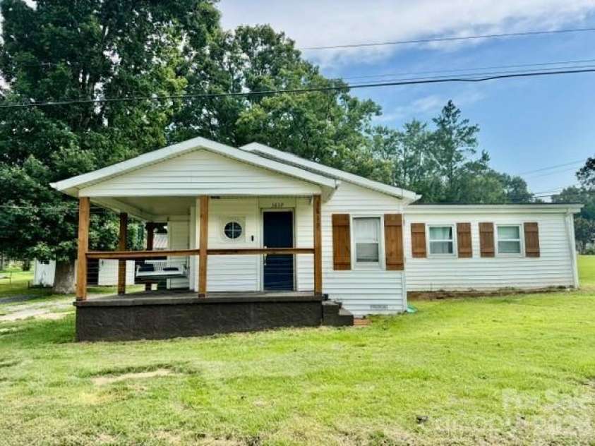 3839 1st Avenue, Hickory, NC 28601.  MLS# CAR4413876, YatesRealty ID 44160. 