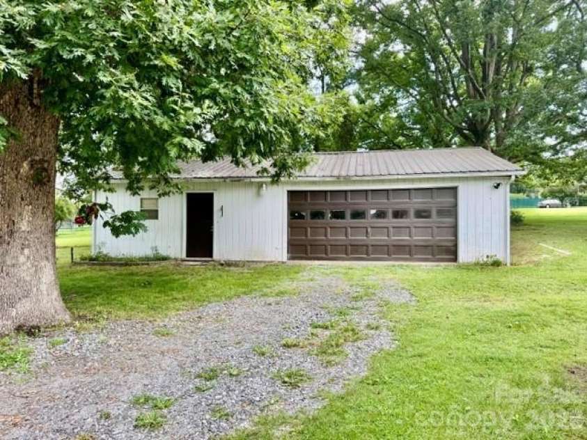 3839 1st Avenue, Hickory, NC 28601.  MLS# CAR4413876, YatesRealty ID 44160. 
