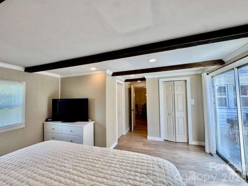 3839 1st Avenue, Hickory, NC 28601.  MLS# CAR4413876, YatesRealty ID 44160. 