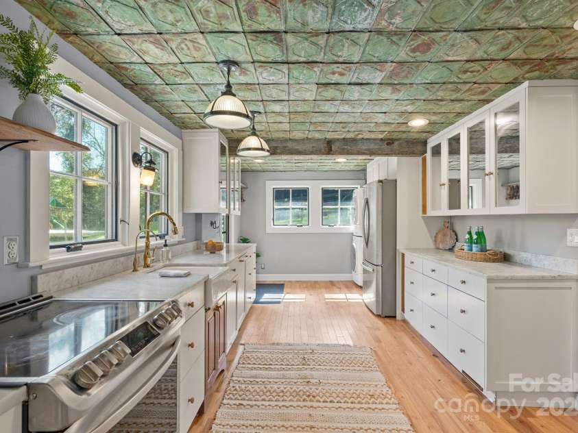 31 Massey Road, Asheville, NC 28804.  MLS# CAR4303494, YatesRealty ID 44161. 