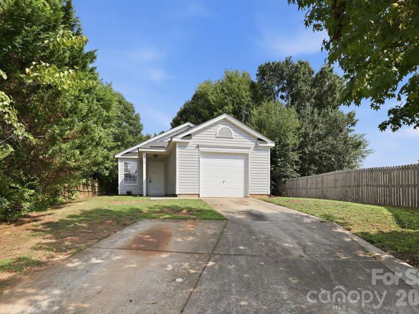 472 FIRST TURN Court, Concord, NC 28025.  MLS# CAR4414186, YatesRealty ID 44162. 