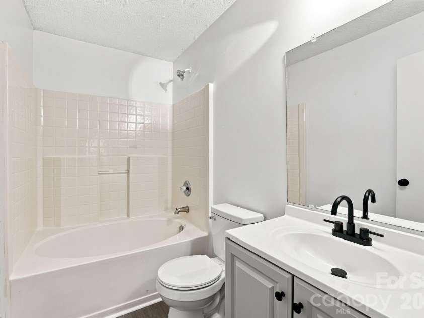 472 FIRST TURN Court, Concord, NC 28025.  MLS# CAR4414186, YatesRealty ID 44162. Master Full bath