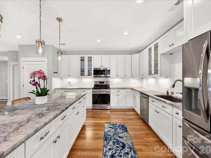 621 Campus Street, Charlotte, NC 28216.  MLS# CAR4413691, YatesRealty ID 44168. 