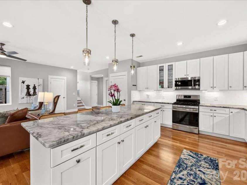 621 Campus Street, Charlotte, NC 28216.  MLS# CAR4413691, YatesRealty ID 44168. 