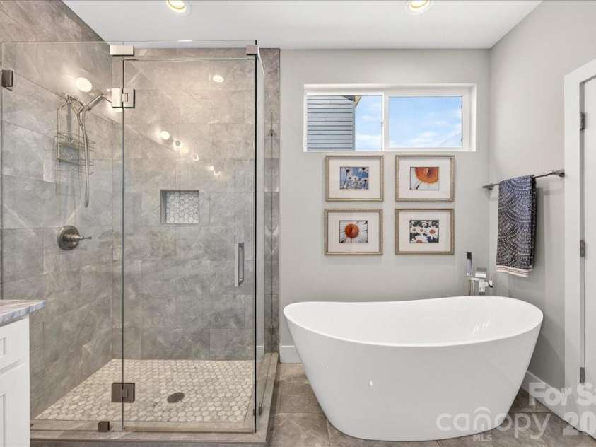 621 Campus Street, Charlotte, NC 28216.  MLS# CAR4413691, YatesRealty ID 44168. 