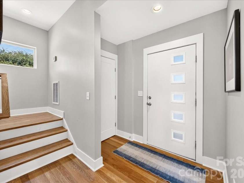 621 Campus Street, Charlotte, NC 28216.  MLS# CAR4413691, YatesRealty ID 44168. Entryway