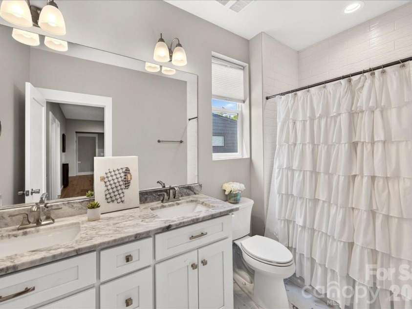 621 Campus Street, Charlotte, NC 28216.  MLS# CAR4413691, YatesRealty ID 44168. Hall bath with 2 sinks