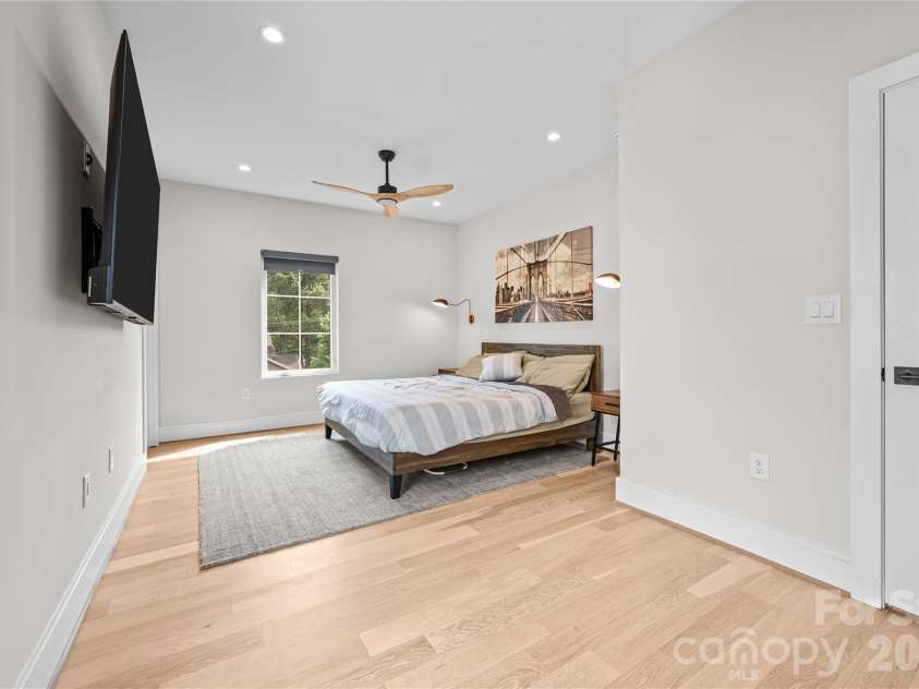 3020 Cobbs Hill Road, Charlotte, NC 28205.  MLS# CAR4413526, YatesRealty ID 44172. Large Primary Bedroom