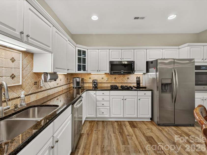 8316 Olde Troon Drive, Charlotte, NC 28277.  MLS# CAR4413453, YatesRealty ID 44176. Updated appliances include, microwave, D/W and Oven