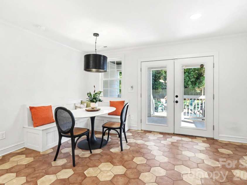 1333 Cortland Road, Charlotte, NC 28209.  MLS# CAR4413455, YatesRealty ID 44177. Built in banquette dining area