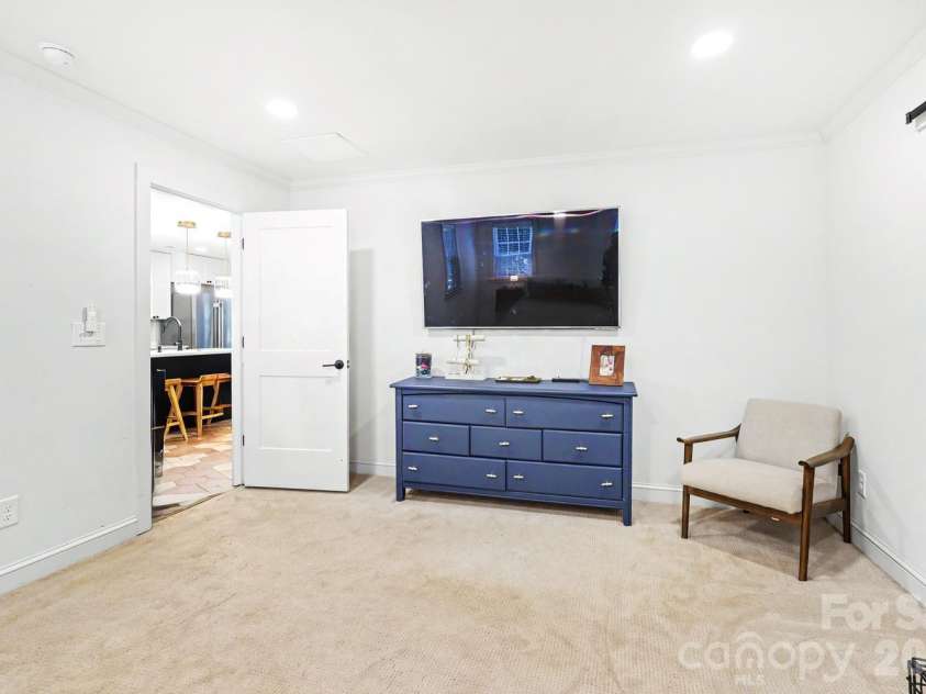 1333 Cortland Road, Charlotte, NC 28209.  MLS# CAR4413455, YatesRealty ID 44177. Oversized Primary