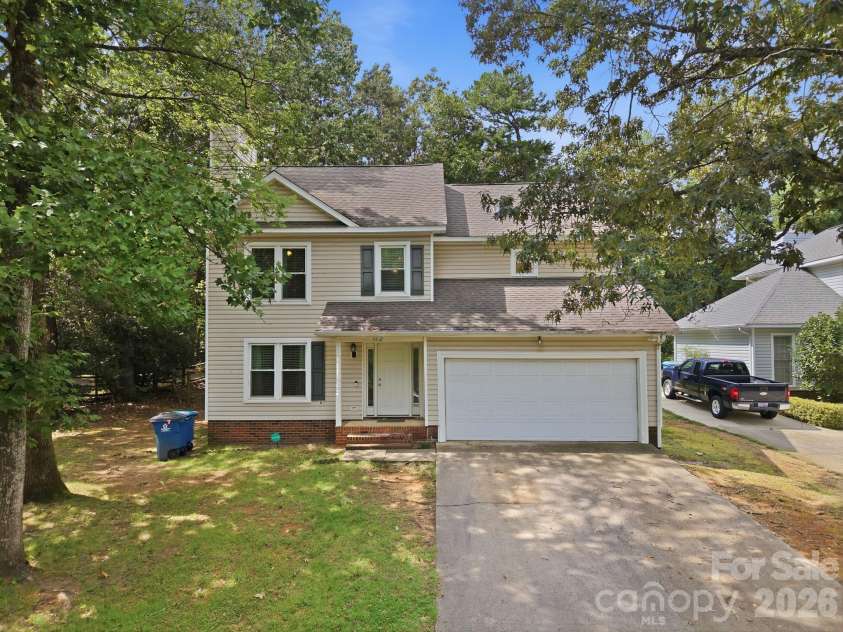 5512 River Falls Drive, Charlotte, NC 28215.  MLS# CAR4413301, YatesRealty ID 44180. 5512 River Falls Dr.