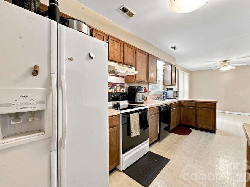 5512 River Falls Drive, Charlotte, NC 28215.  MLS# CAR4413301, YatesRealty ID 44180. 