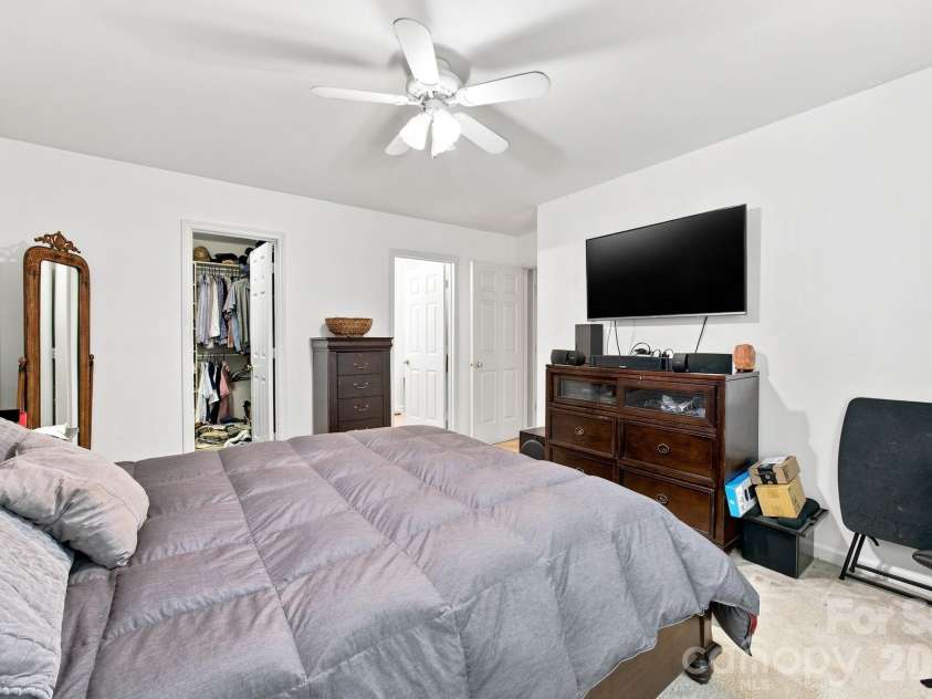 5512 River Falls Drive, Charlotte, NC 28215.  MLS# CAR4413301, YatesRealty ID 44180. 