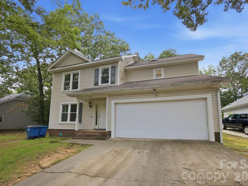 5512 River Falls Drive, Charlotte, NC 28215.  MLS# CAR4413301, YatesRealty ID 44180. 