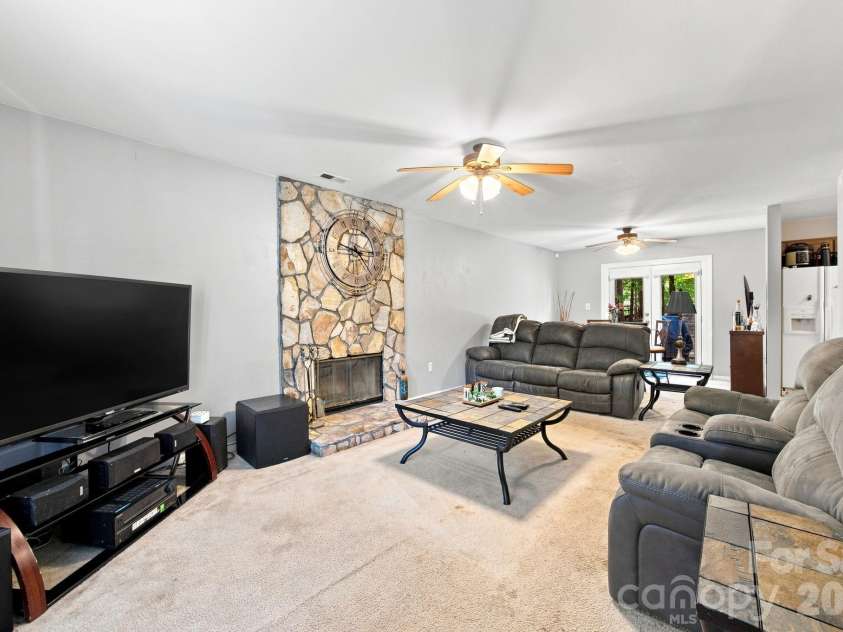 5512 River Falls Drive, Charlotte, NC 28215.  MLS# CAR4413301, YatesRealty ID 44180. 