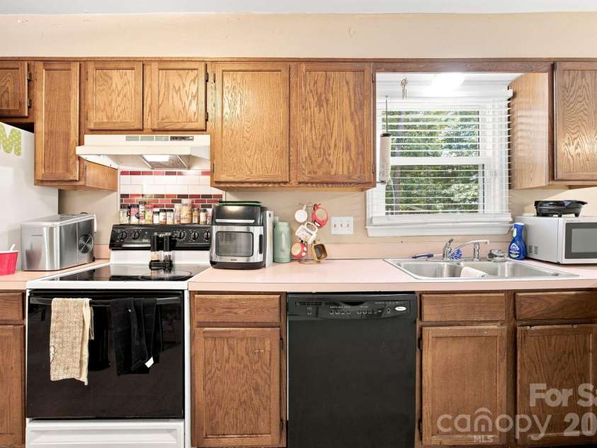 5512 River Falls Drive, Charlotte, NC 28215.  MLS# CAR4413301, YatesRealty ID 44180. 