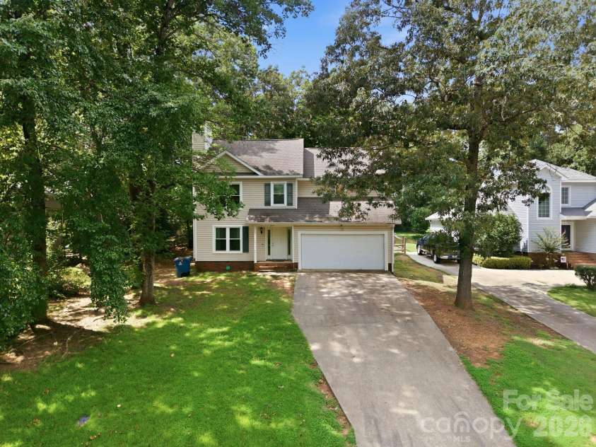 5512 River Falls Drive, Charlotte, NC 28215.  MLS# CAR4413301, YatesRealty ID 44180. 