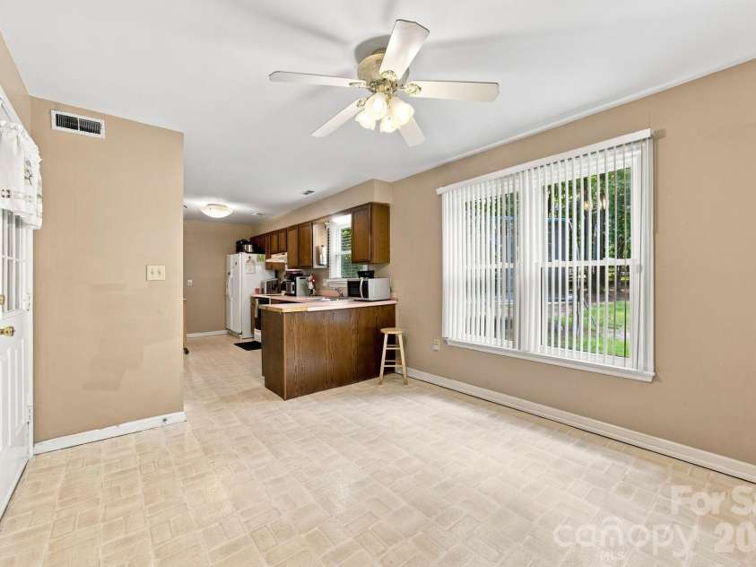 5512 River Falls Drive, Charlotte, NC 28215.  MLS# CAR4413301, YatesRealty ID 44180. Eat in area off the kitchen
