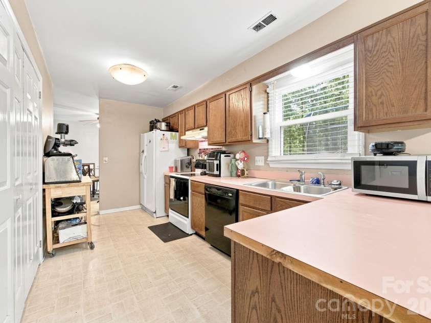 5512 River Falls Drive, Charlotte, NC 28215.  MLS# CAR4413301, YatesRealty ID 44180. Kitchen