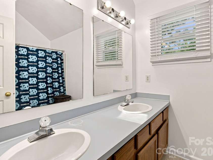 5512 River Falls Drive, Charlotte, NC 28215.  MLS# CAR4413301, YatesRealty ID 44180. Primary Bath