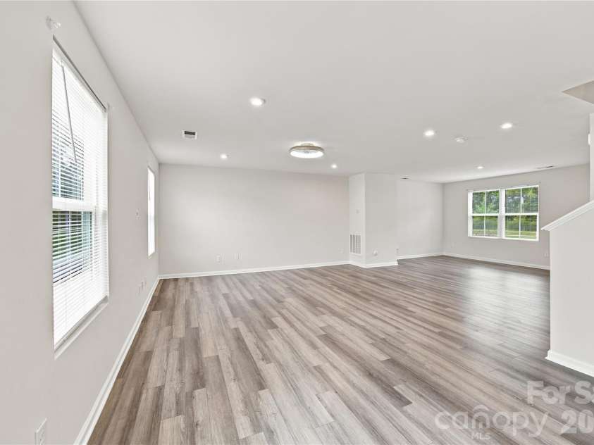 1925 Pin Hook Road, Charlotte, NC 28215.  MLS# CAR4413182, YatesRealty ID 44185. 