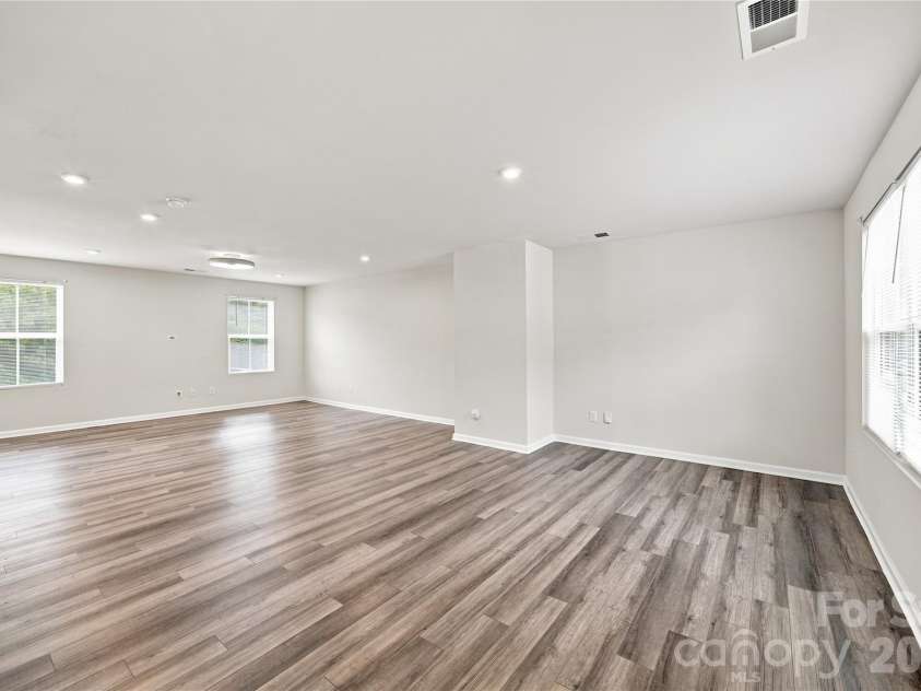 1925 Pin Hook Road, Charlotte, NC 28215.  MLS# CAR4413182, YatesRealty ID 44185. Living Are