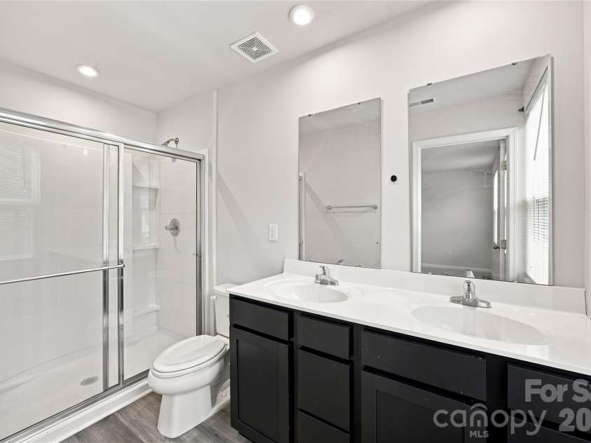 1925 Pin Hook Road, Charlotte, NC 28215.  MLS# CAR4413182, YatesRealty ID 44185. Primary Bath