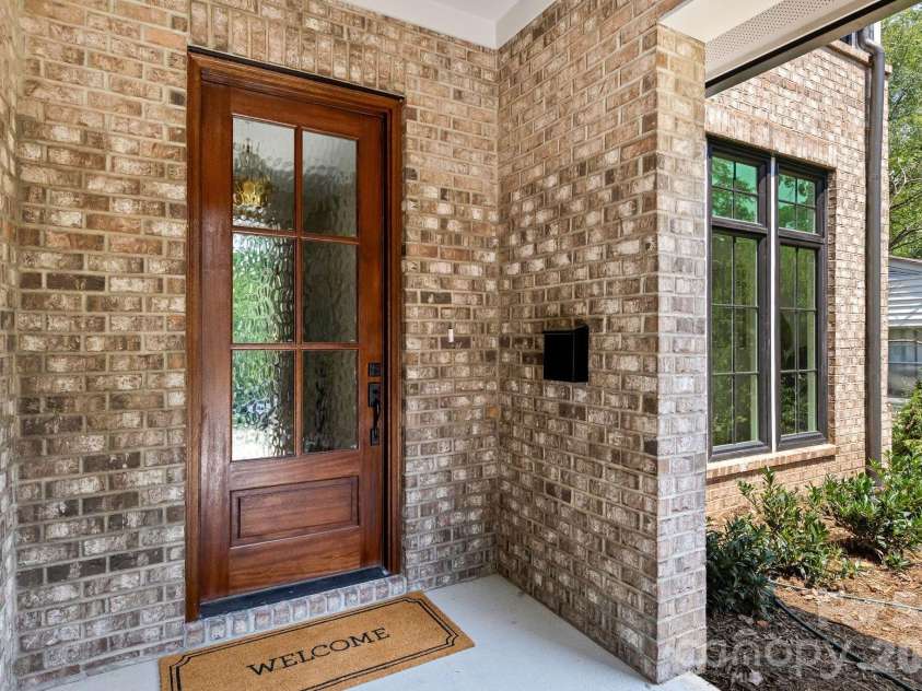 815 Manhasset Road, Charlotte, NC 28209.  MLS# CAR4413025, YatesRealty ID 44194. 