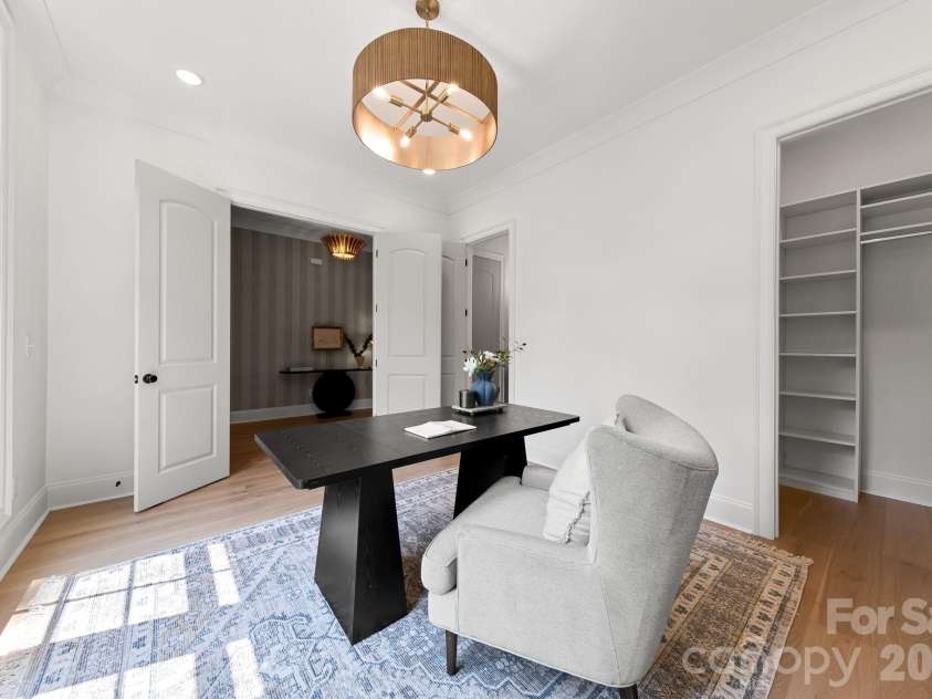 815 Manhasset Road, Charlotte, NC 28209.  MLS# CAR4413025, YatesRealty ID 44194. 