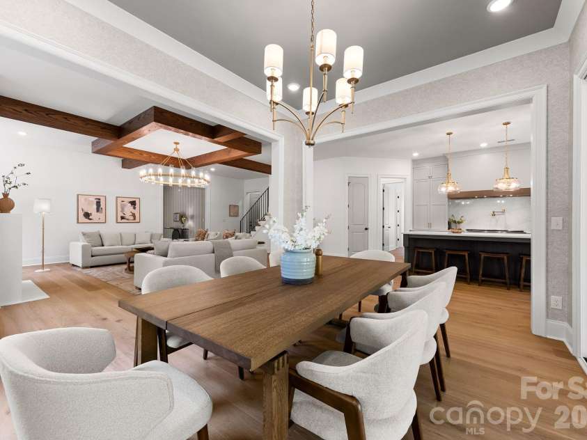 815 Manhasset Road, Charlotte, NC 28209.  MLS# CAR4413025, YatesRealty ID 44194. 
