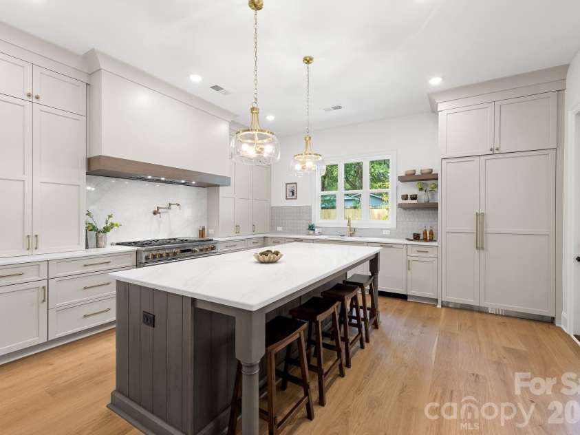 815 Manhasset Road, Charlotte, NC 28209.  MLS# CAR4413025, YatesRealty ID 44194. 